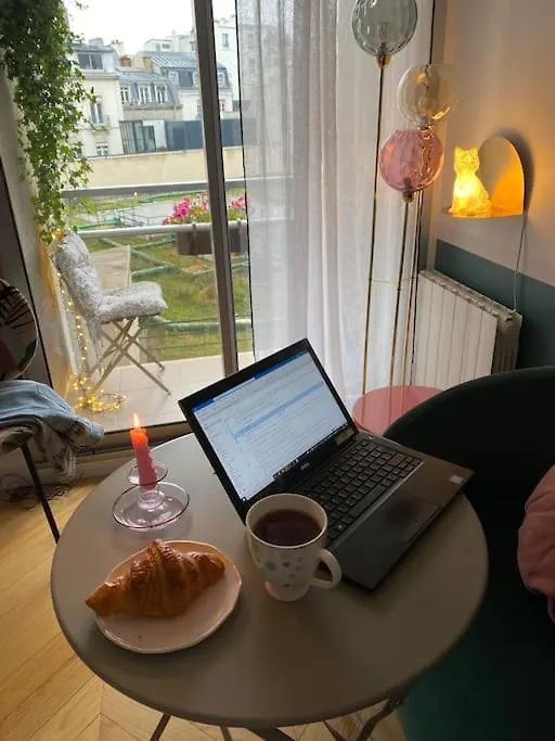 Paris 9, Entre Opera Et Pigalle, Superbe Appartement Avec Balcon