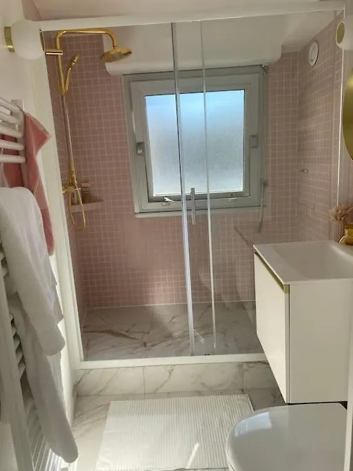 Paris 9, Entre Opera Et Pigalle, Superbe Appartement Avec Balcon 0*,