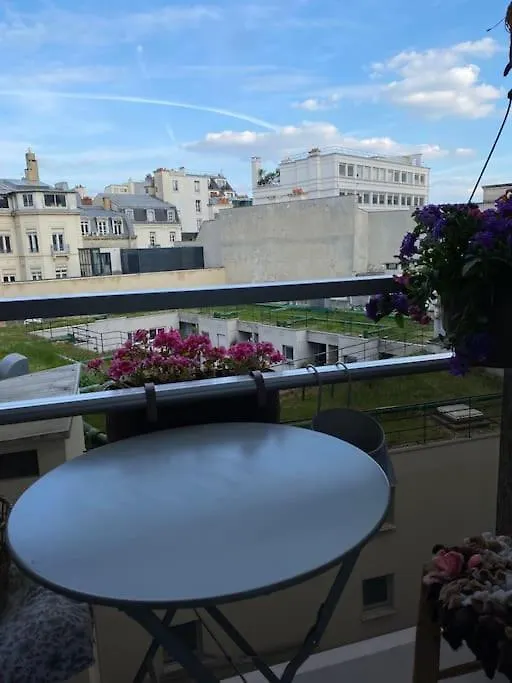 Paris 9, Entre Opera Et Pigalle, Superbe Appartement Avec Balcon 0*,  Frankrike